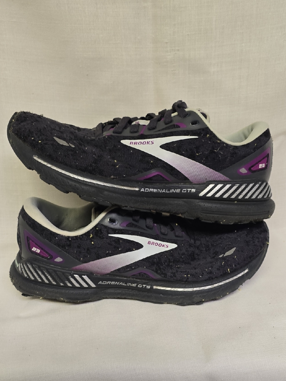 Brooks Adrenaline GTS 23 Size 7.5 Women's Running Shoes in Black and Purple